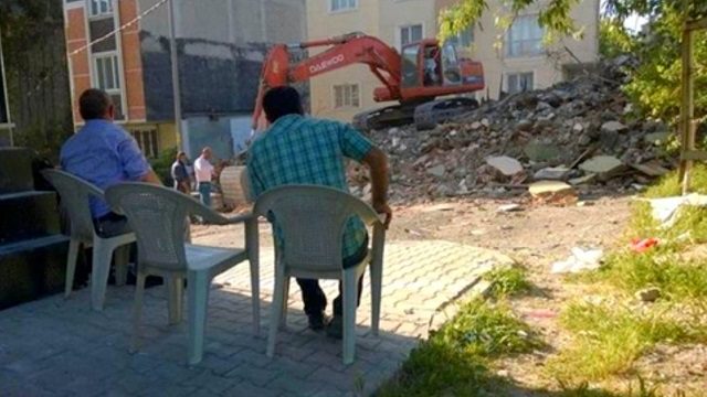 İş Makinesi İzleme Dürtümüzün Altında Yatan Bilimsel Sebep: Işık Görmüş Böcek Gibi Oluyoruz!