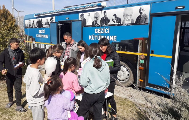 Gezici Kütüphane Depremzedelere Hizmet Veriyor(Özel Haber)