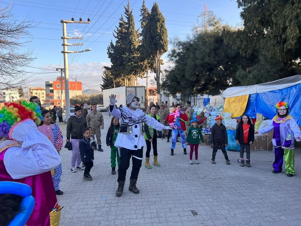 Gönüllü sokak sanatçıları depremzede çocukların travmasını hafifletmeye çalışıyor