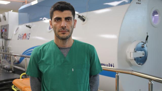 Depremzede doktor gönüllü gittiği Diyarbakır’da yaralılar için çalışıyor