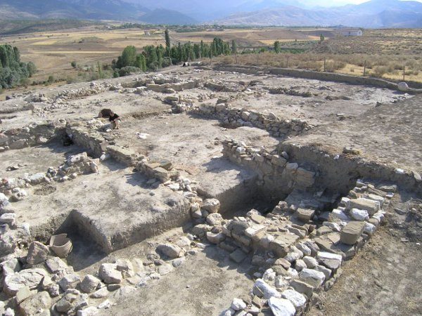 Porsuk Höyük kazılarında yeni surlar ortaya çıkarıldı