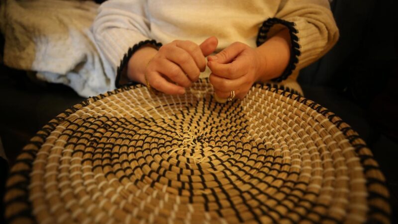 Mardinli kadınlar elle şehriye kesme geleneğini yaşatıyor