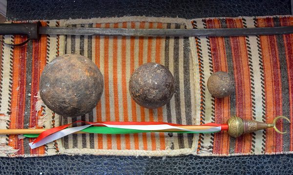 Bilecikli köylüler Osmanlı yadigarı 500 yıllık top güllelerini özenle koruyor