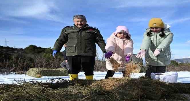 Osmaniye Valisi Erdinç Yılmaz, çocukları ile birlikte, doğaya yem bıraktı