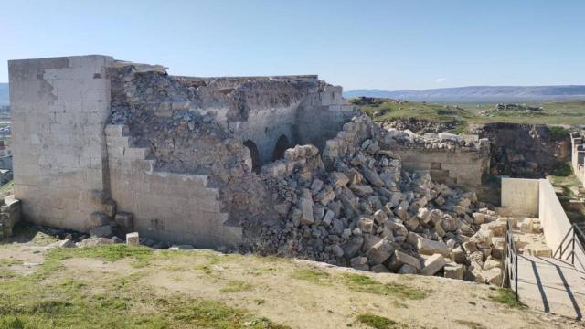 Gaziantep’teki tarihi İç Kale Cami, depremden hasar gördü