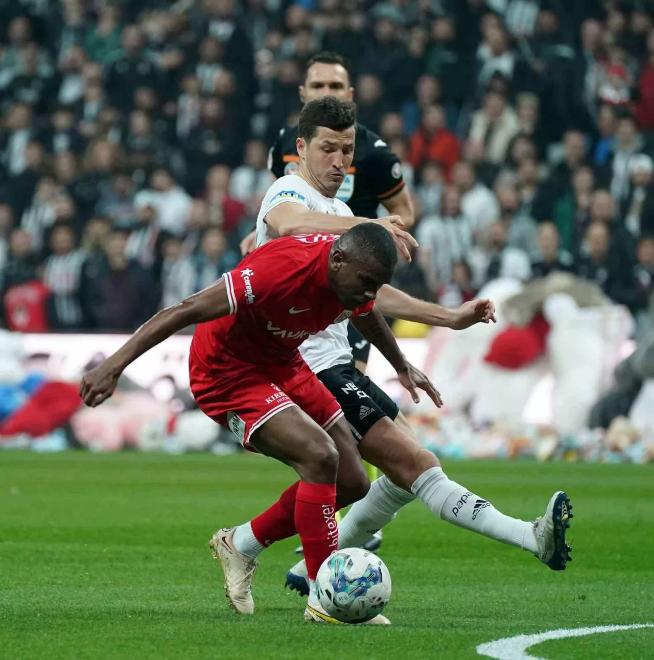 Cenk Tosun penaltı kaçırdı! Beşiktaş 1 puana razı oldu