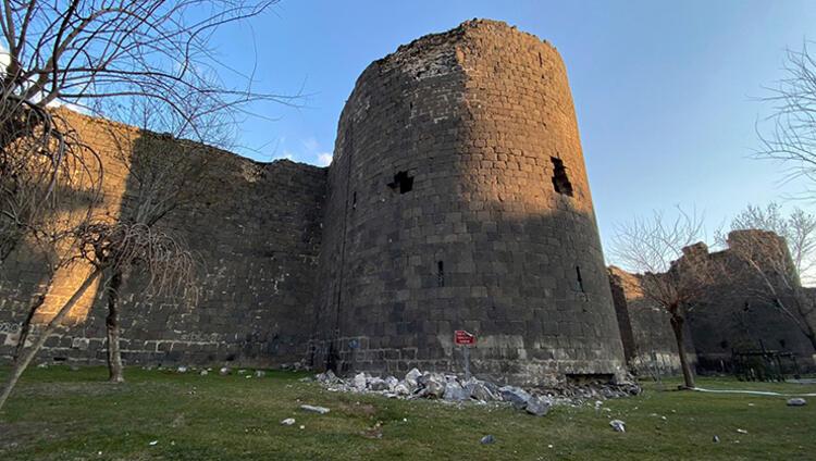 Şiddetli iki deprem 5 bin yıllık Diyarbakır Surları’nı da vurdu