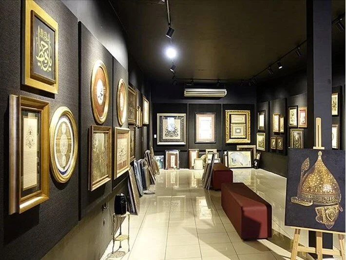 Gönüllü sanatçıların eserleriyle depremzedeler yararına mezat düzenlendi