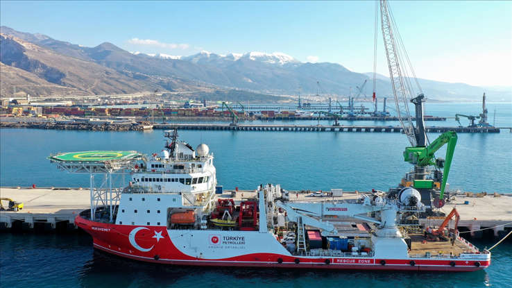 Türkiye’nin su altı inşaat gemisi “Mukavemet” depremzedeler için görevde