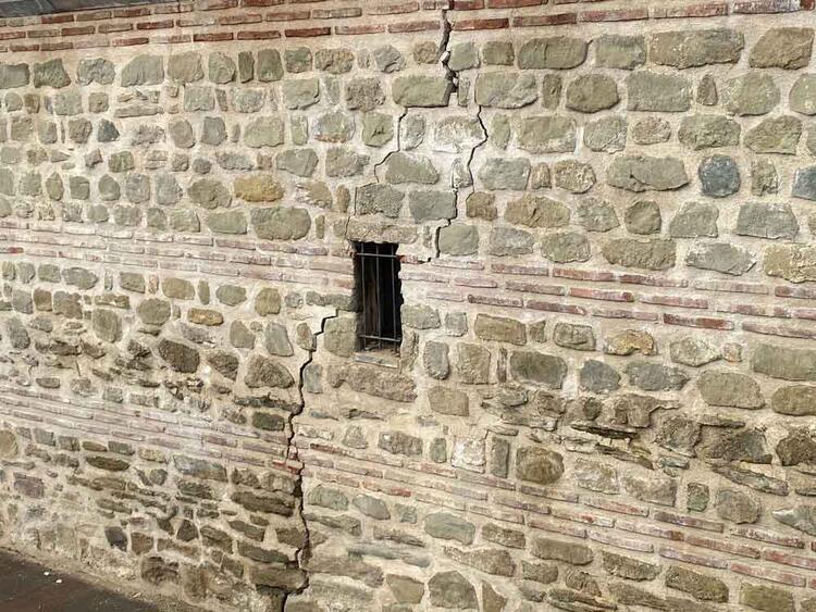 5 asırlık tarihi hanın duvarı çatladı!