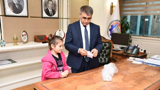 Karabük’te ilkokul öğrencisi biriktirdiği parayı depremzedelere bağışladı