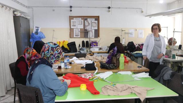 Eskişehir’de kadınlar depremzedeler için eldiven, bere, hırka ve şal ördü