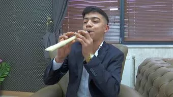 Flütü tersten çalarak klarnet sesi çıkarıyor