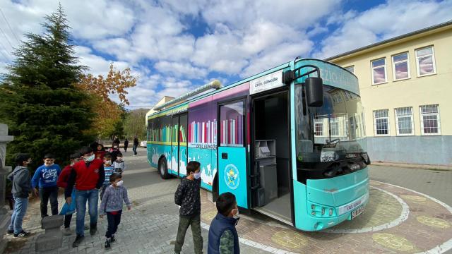 Gezici kütüphane depremzede çocuklara moral oldu