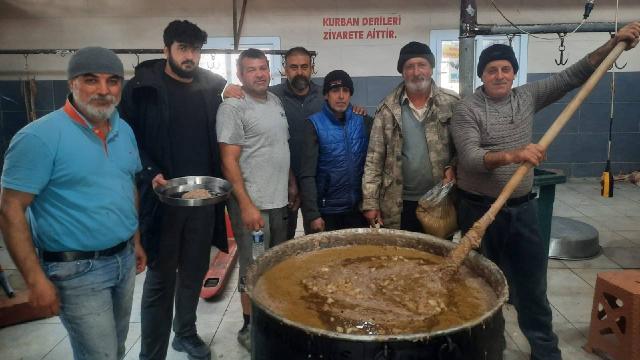 Samandağ’da gurbetçiler, depremzedelere “hirisi” dağıttı