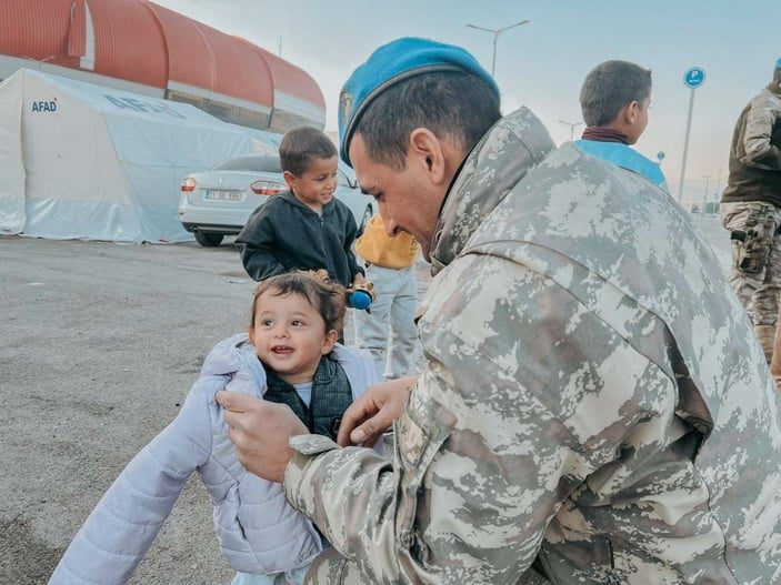 Mehmetçik, Hatay’da çocukların yüzünü güldürüyor