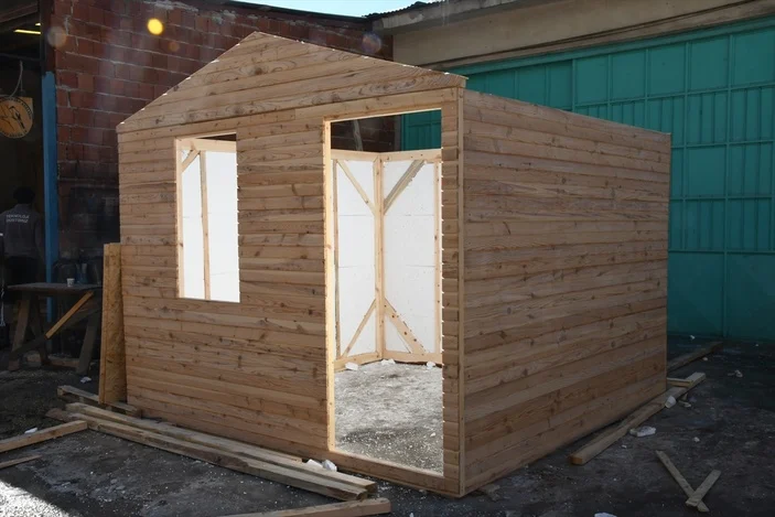 Gümüşhane’de gönüllüler, depremzedeler için ahşap evler üretiyor