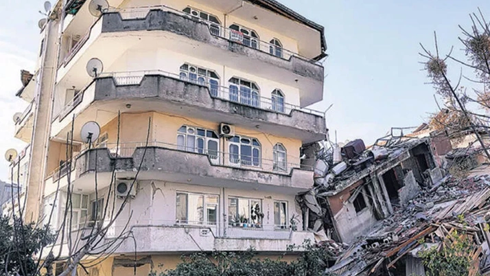 Hatay’da balkonundaki saksılar bile düşmeyen binanın sırrı!