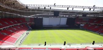 Samsun’daki akıllı stadın zemini kaydı, duvarlar çatladı