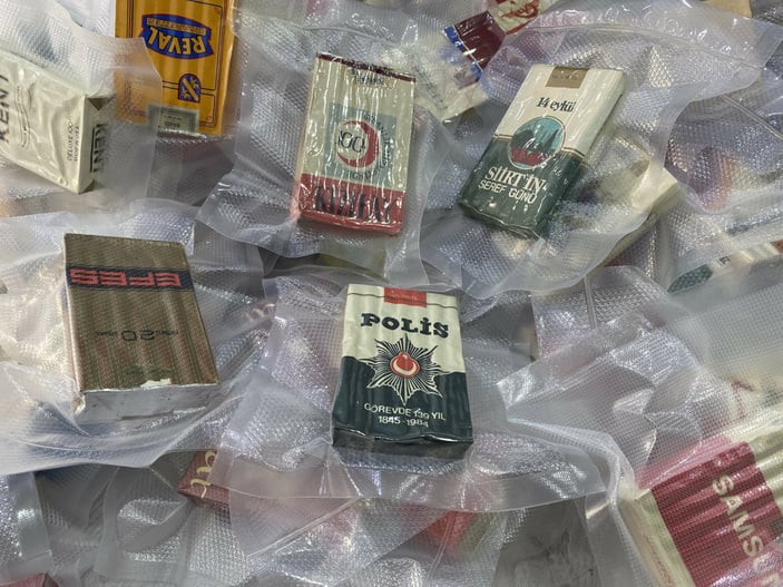 Sigara içmeyen adamın tarihi sigara koleksiyonu görenleri şoke ediyor.