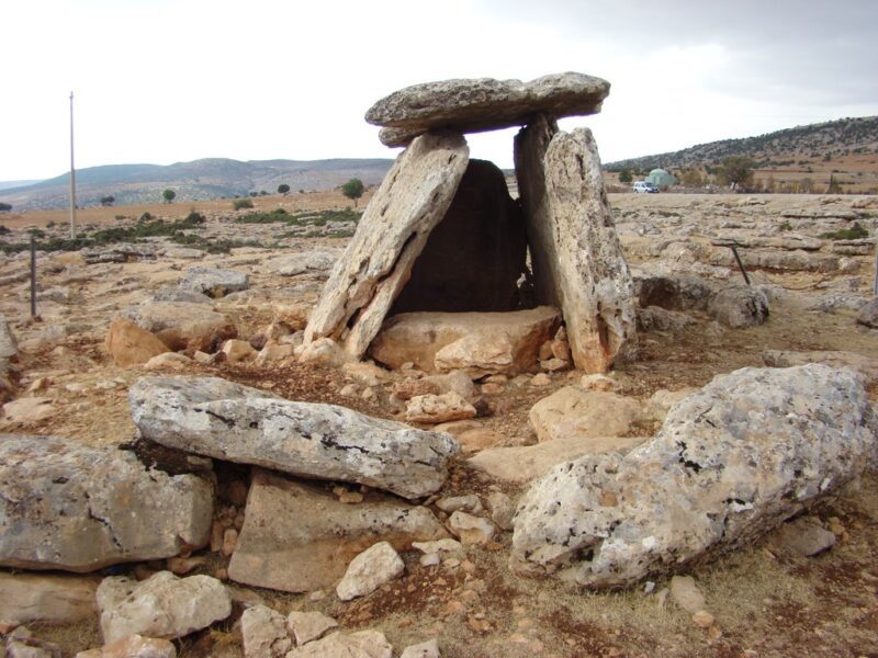 Binaları yerle bir eden deprem, Dolmen mezarlara hasar vermedi