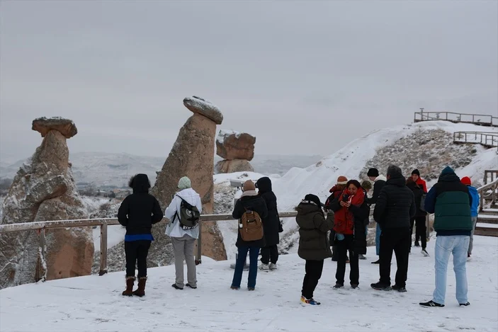Turistler, beyaza bürünen Kapadokya’ya hayran kaldı