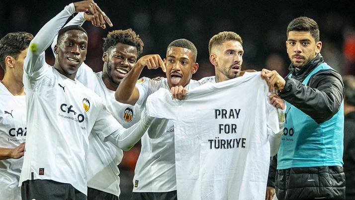 Valencialı futbolcuların gol sonrası gösterdikleri tişört; ‘Türkiye için dua et’