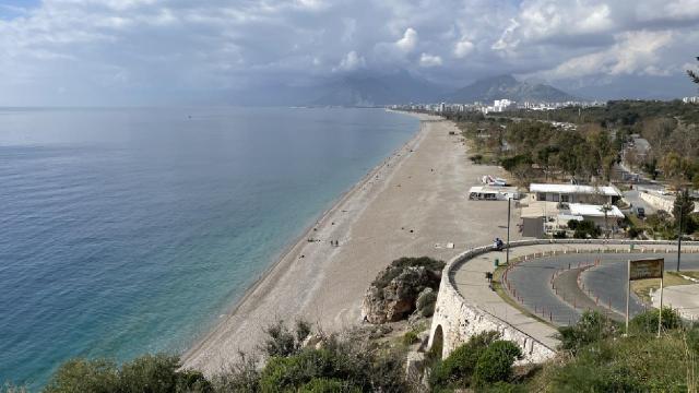 Antalya’da zirvede kış sporları yapılırken sahilde denize girenler vardı!