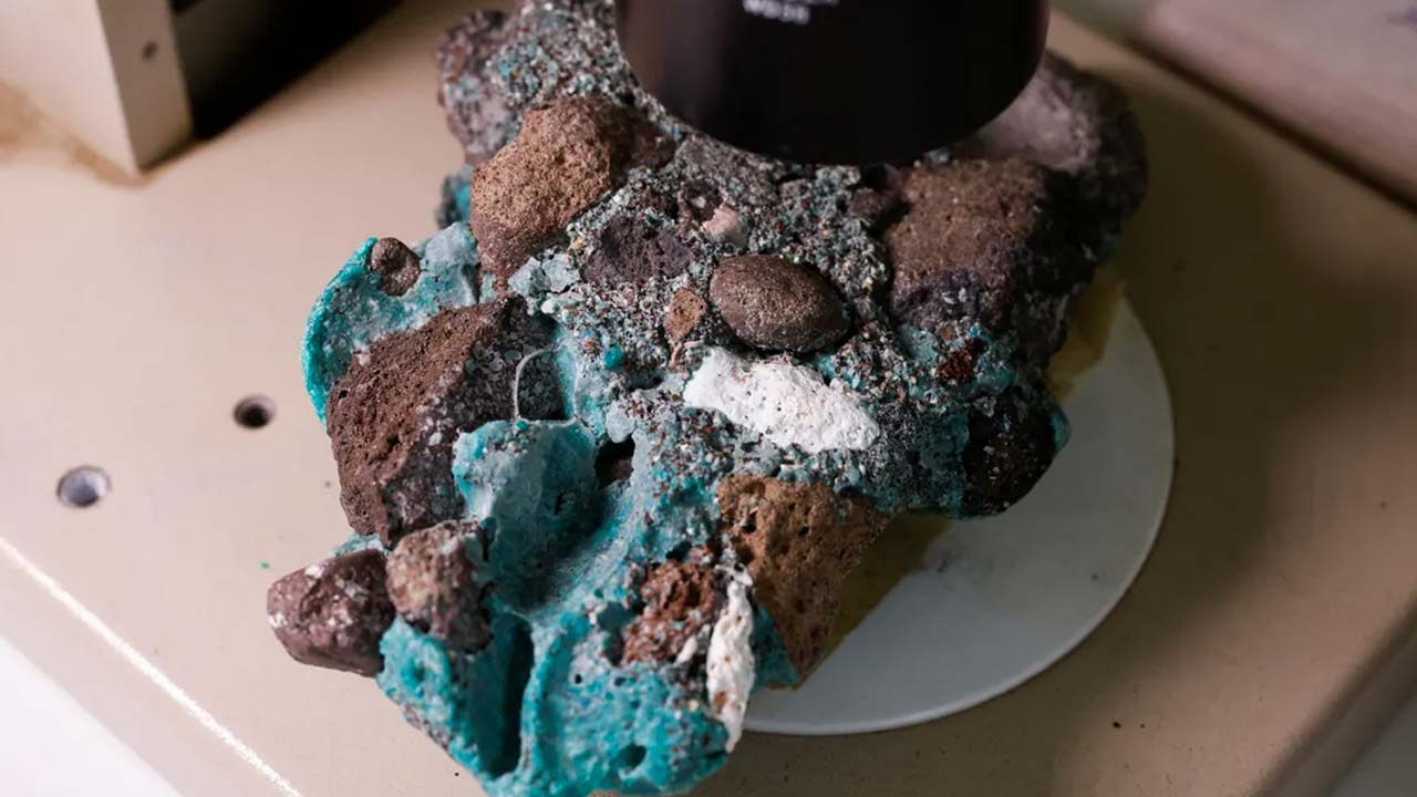 Tek Bir İnsanın Bile Yaşamadığı Adada ‘Plastikten Kayalar’ Bulundu