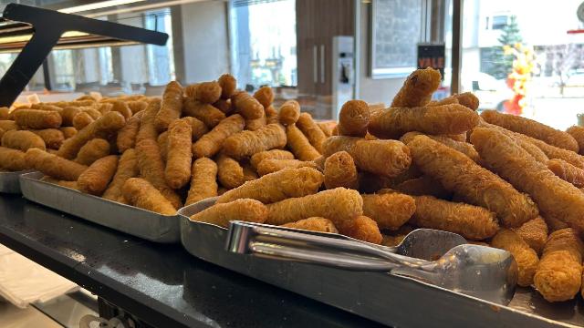 Erzurum’da iftar sofralarının vazgeçilmez tatlısı ‘kadayıf dolması’