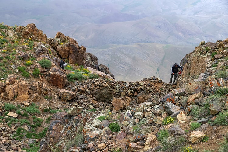 Karadağ’ın zirvesinde Urartulara ait kale kalıntısına ulaşıldı