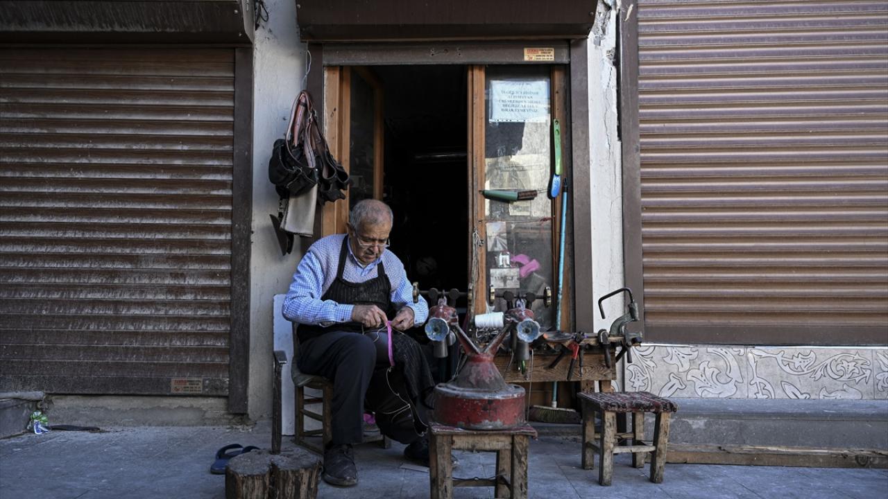 Depremden etkilenen tarihi Saraçhane Çarşısı esnafı iş yerlerine dönüyor