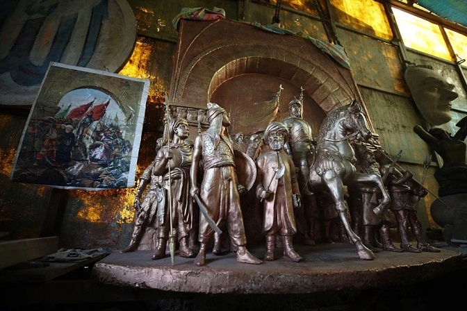 Hataylı heykeltıraş depremde az hasar gören Fatih Sultan Mehmet’in heykelini bitirmeye çalışıyor