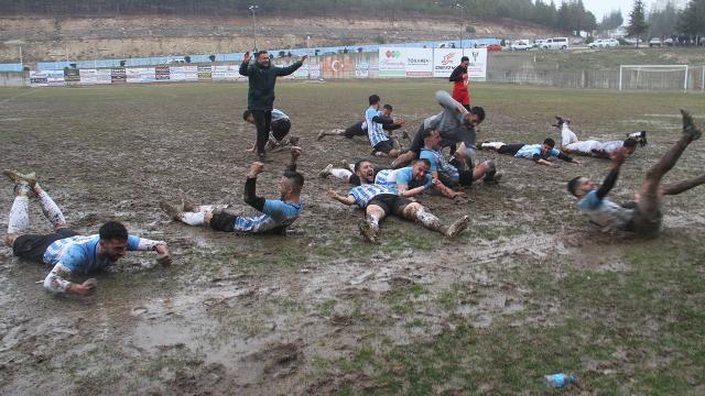 Futbolcular şampiyonluğu çamura yatarak kutladı