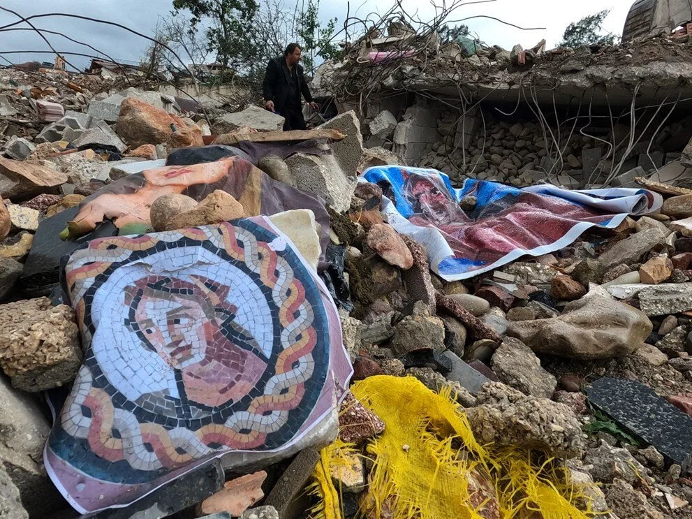 Enkazda bazı eserlerine ulaşan Hataylı mozaik ustası buruk sevinç yaşadı