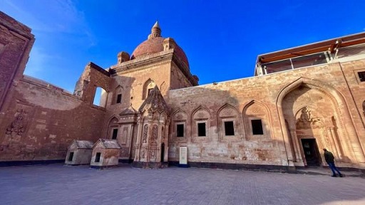 Yapımı 99 yıl süren tarihi İshak Paşa Sarayı 235 yıldır ayakta