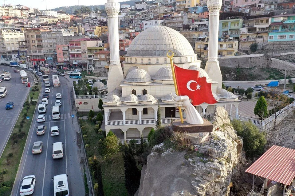 Belen’deki Türk bayraklı heykel depremden etkilenmedi