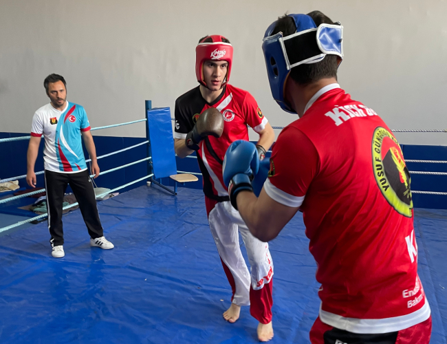 Depremzede iki kick boksçu milli forma için azimle çalışıyor