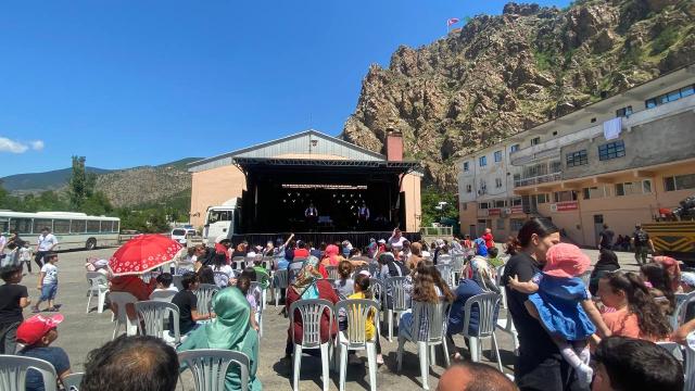 Devlet Tiyatroları depremzedelerin yanında olmaya devam ediyor