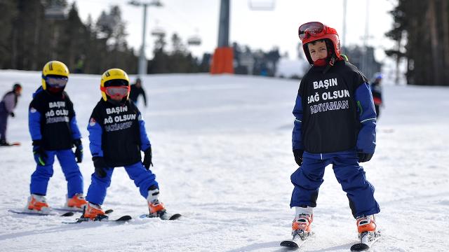 Çocuk kayakçılar “siyah deprem yelekleriyle” antrenmanlara başladı