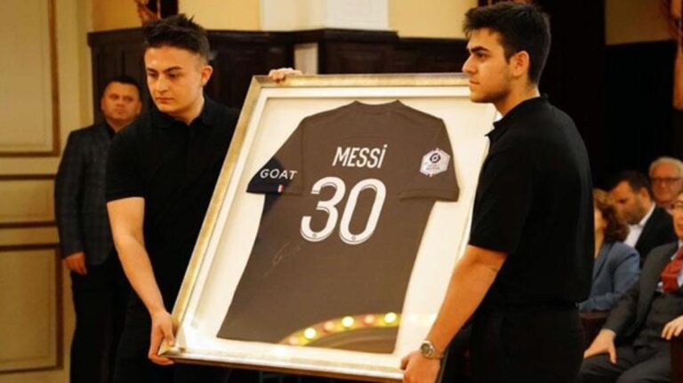 Galatasaray’da tarihi gece! Depremzedeler için yapılan müzayedede 17 milyon 780 bin lira toplandı