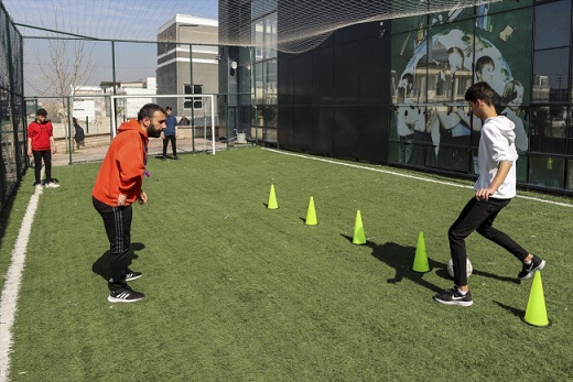 Hayatı mücadelelerle dolu öğretmen öğrencilerine “pes etmemeyi” öğretiyor