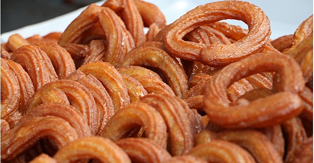 Diyarbakır’da Ramazan ayında iftar sofralarının vazgeçilmezi halka ve tulumba tatlısı!