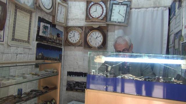 3 metrekarelik dükkanında yarım asırdır zamanı ayarlıyor