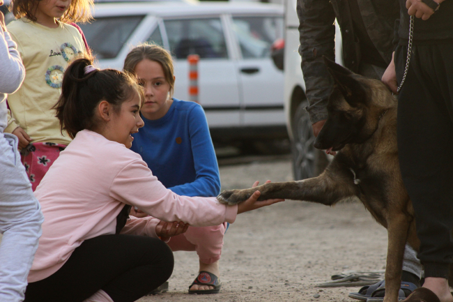 Depremden hemen önce tüm aileyi uyandıran ‘Şila’ çadır kentin maskotu oldu