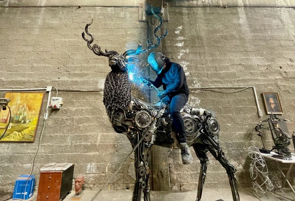 Hurda metalden 3 metre boyunda 500 kilo ağırlığında geyik heykeli yaptı