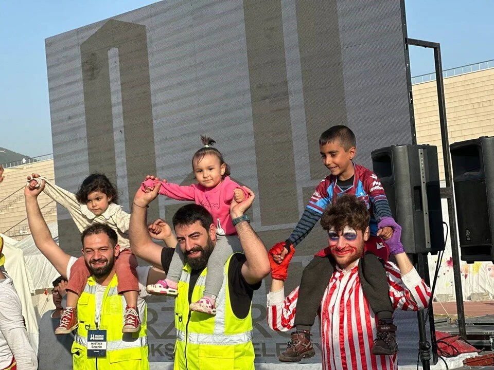 Tiyatrocular deprem bölgesinde oyunlarıyla çocuklarda afetin izini silmeye çalışıyor