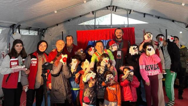 Erzurum Devlet Tiyatrosu sanatçıları depremzede çocuklarla kukla atölyesinde buluştu