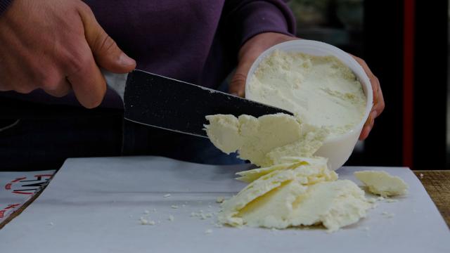 Erzincan’da sahur sofralarının vazgeçilmezi: “Tulum peyniri”
