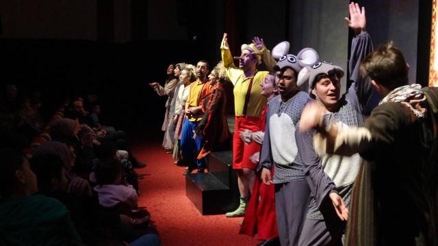 Depremzede çocuklara tiyatro oyunu